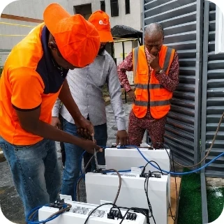 Técnicos poniendo en marcha un sistema de almacenamiento en baterías en Nigeria