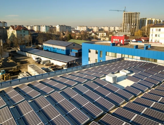 Edificio comercial con paneles solares en la azotea.