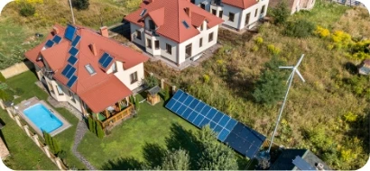 Viviendas remotas con paneles solares y almacenamiento de energía