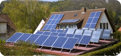 Vivienda con paneles solares fotovoltaicos en el tejado