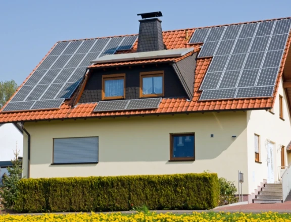 Paneles solares residenciales en la azotea de una casa familiar