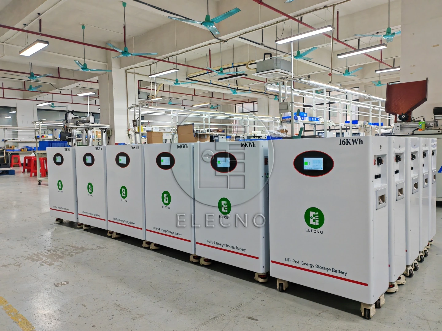 Baterías de piso ELECNO con marcas 16kWh dispuestas antes del envío del lote documentado a Colombia