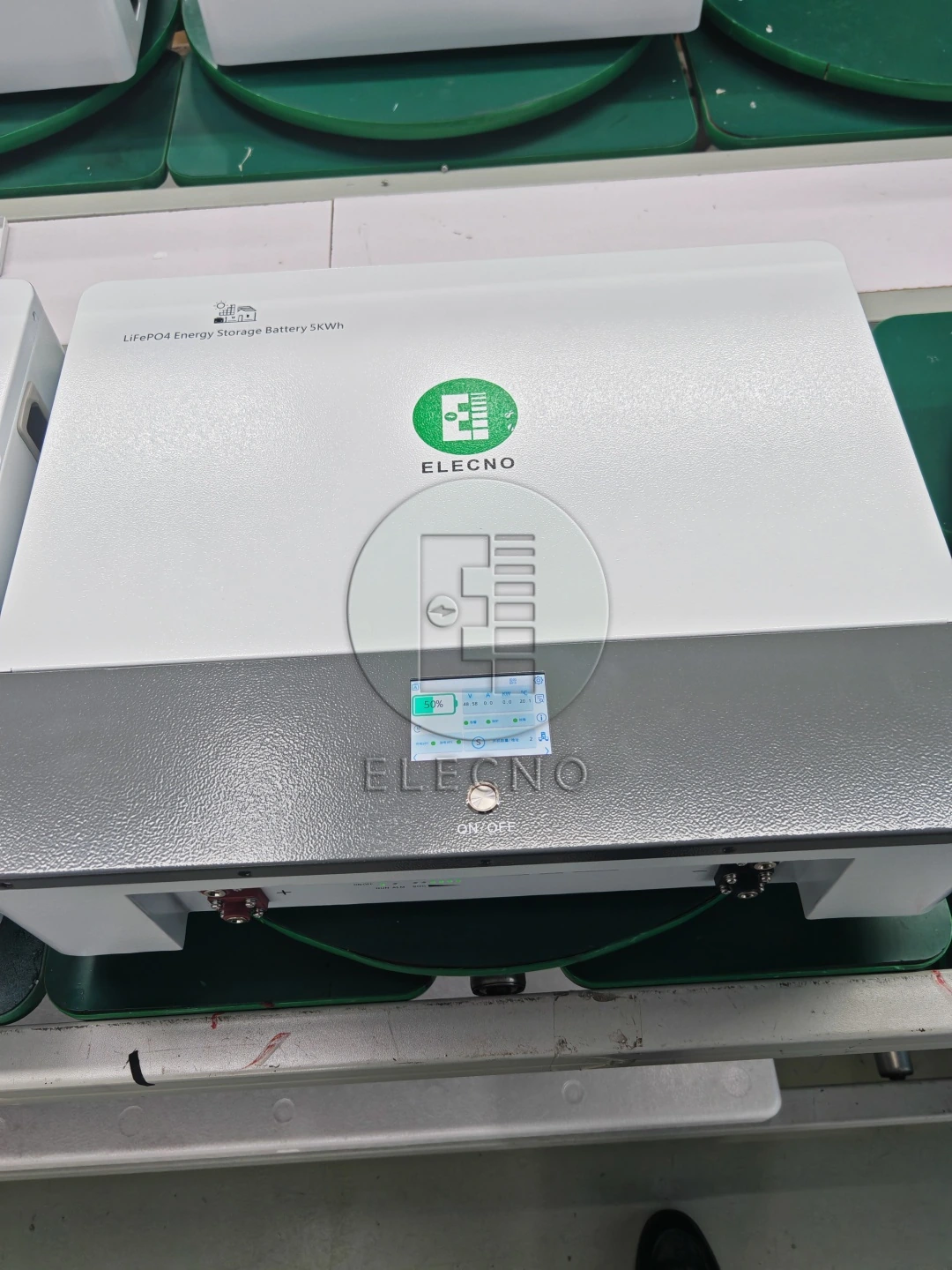 Caja de batería compacta ELECNO y panel de conexión en el transportador de fábrica