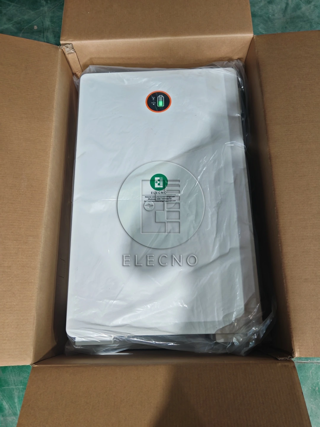 Caja de batería en una bolsa protectora dentro de una caja individual abierta