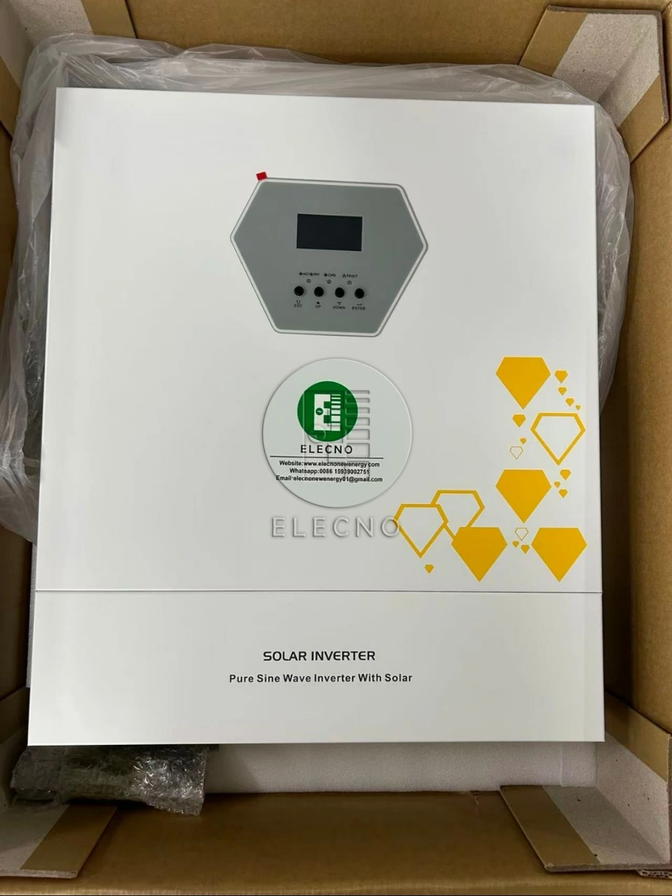 Inversor solar dentro del embalaje de cartón protector para el pedido descrito como 11kW