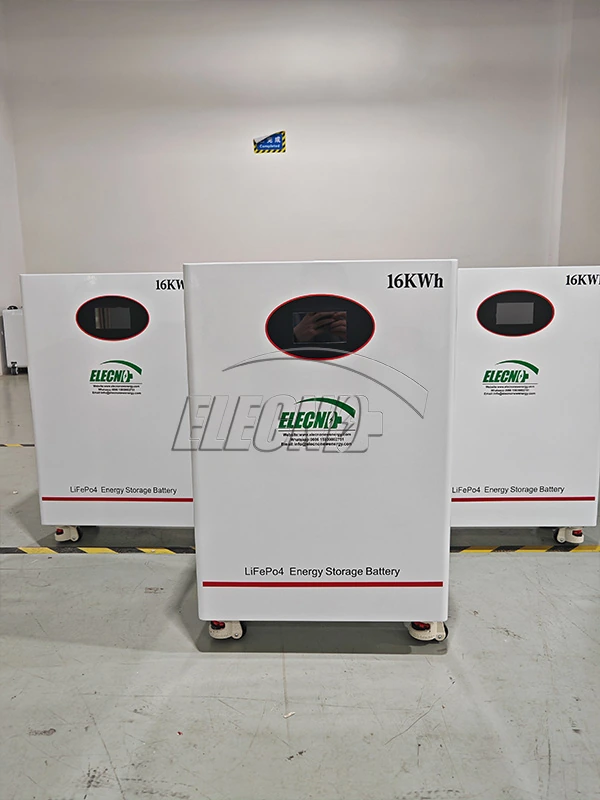 Vistas frontales de las unidades de batería de pie ELE LiFePO4 marcadas como 16kWh