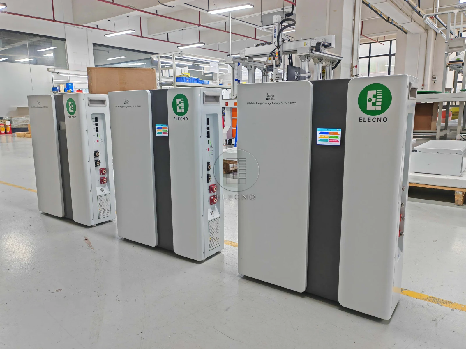 Tres gabinetes de baterías ELECNO 10kWh fotografiados en fábrica para el envío del sistema solar 30kWh a Ghana