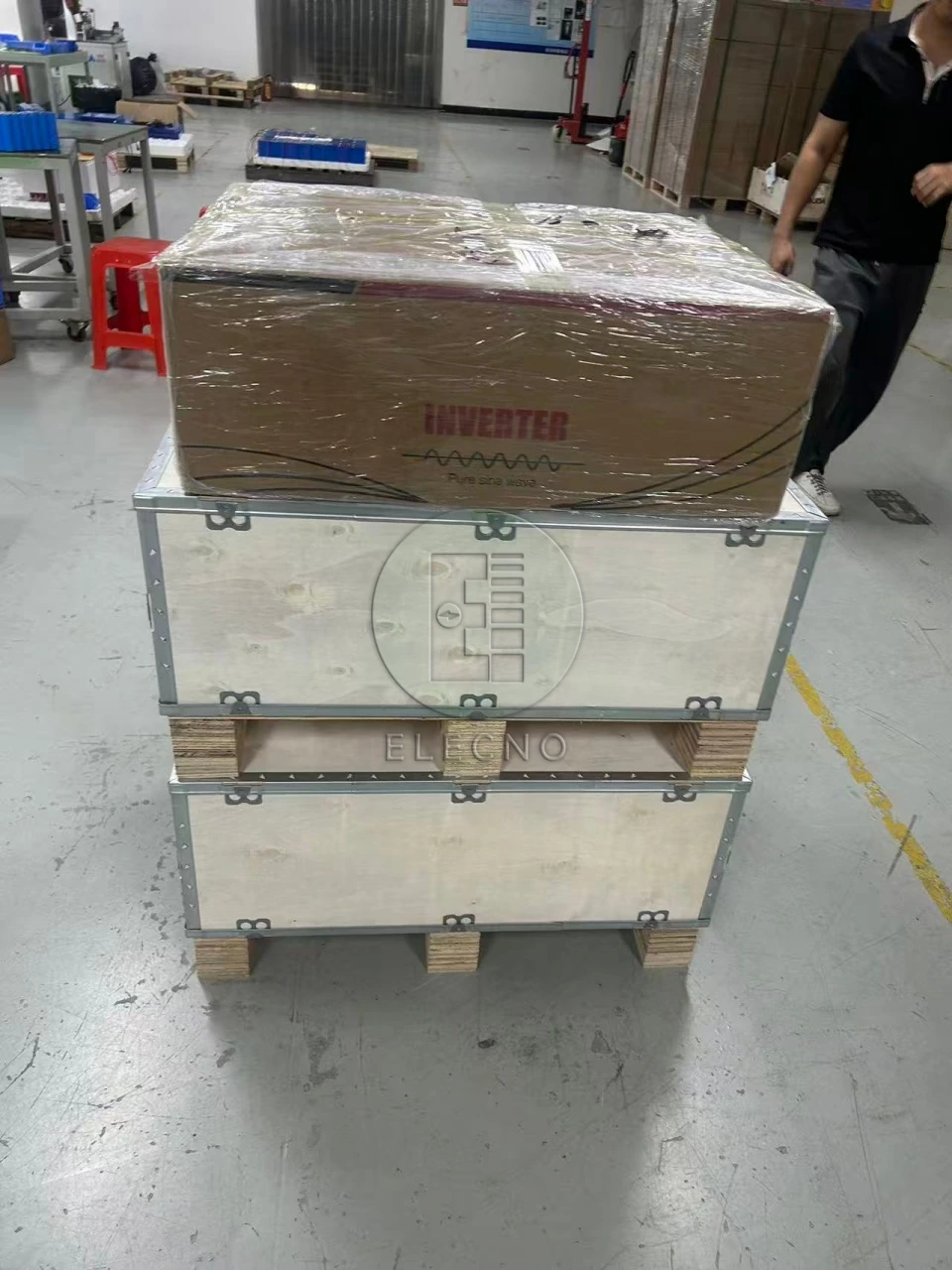 Cajas de cartón y equipos de protección dispuestas sobre bases de madera.