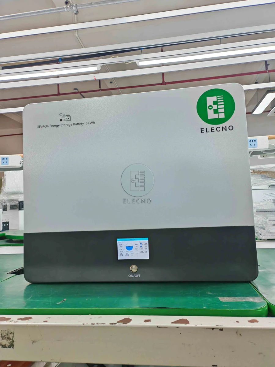 Vista frontal de la batería de pared ELECNO 5kWh LiFePO4 en un banco de fábrica