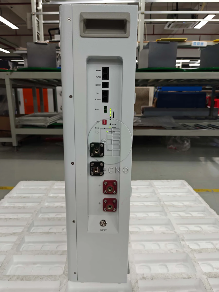 Vista lateral del gabinete de baterías con controles y conexiones eléctricas para Ghana