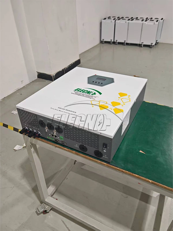 Vista en ángulo del inversor solar ELECNO mostrando su panel de conexiones