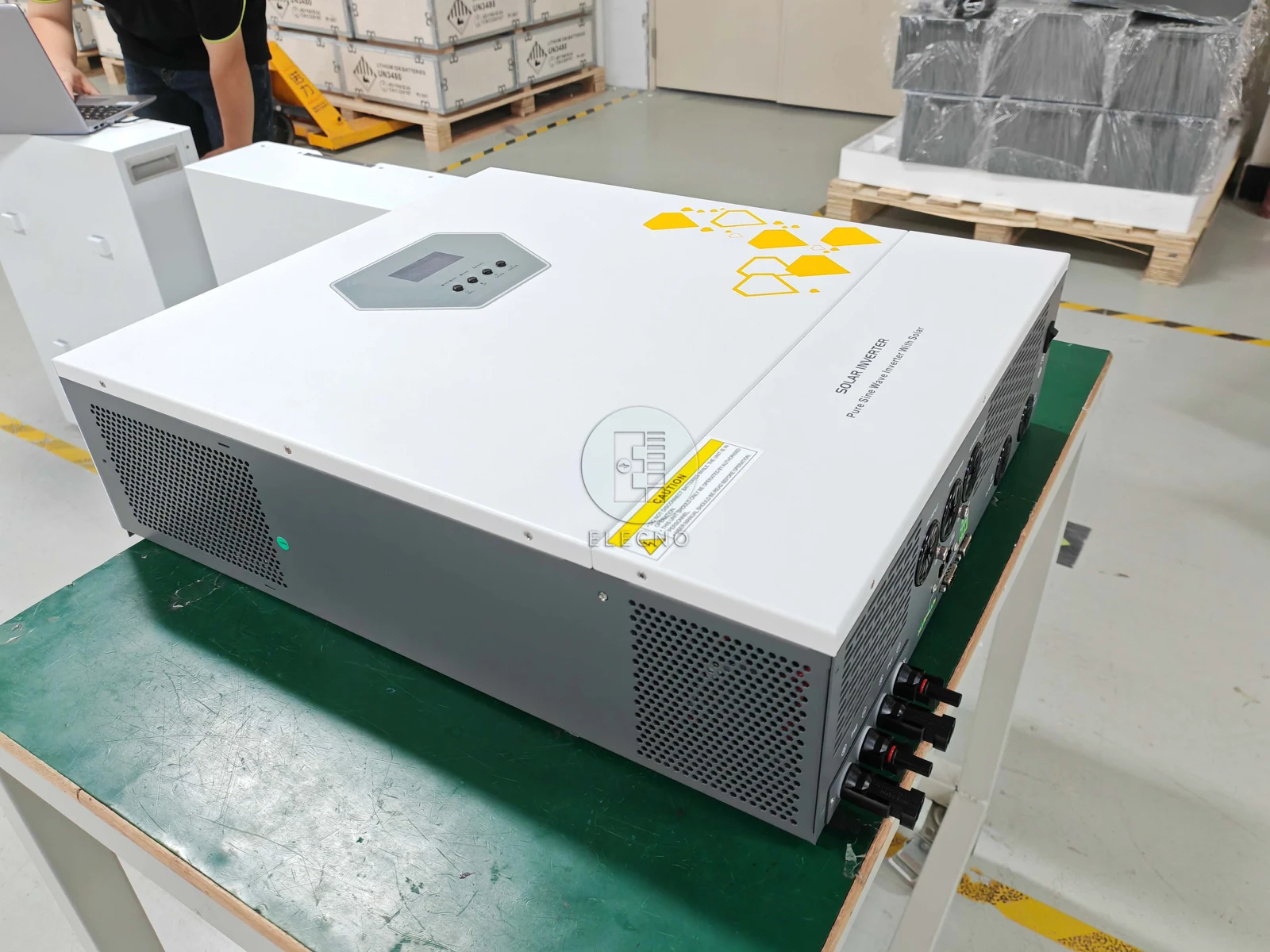 Equipo inversor solar blanco fotografiado en fábrica para proyecto de almacenamiento de energía en Ghana