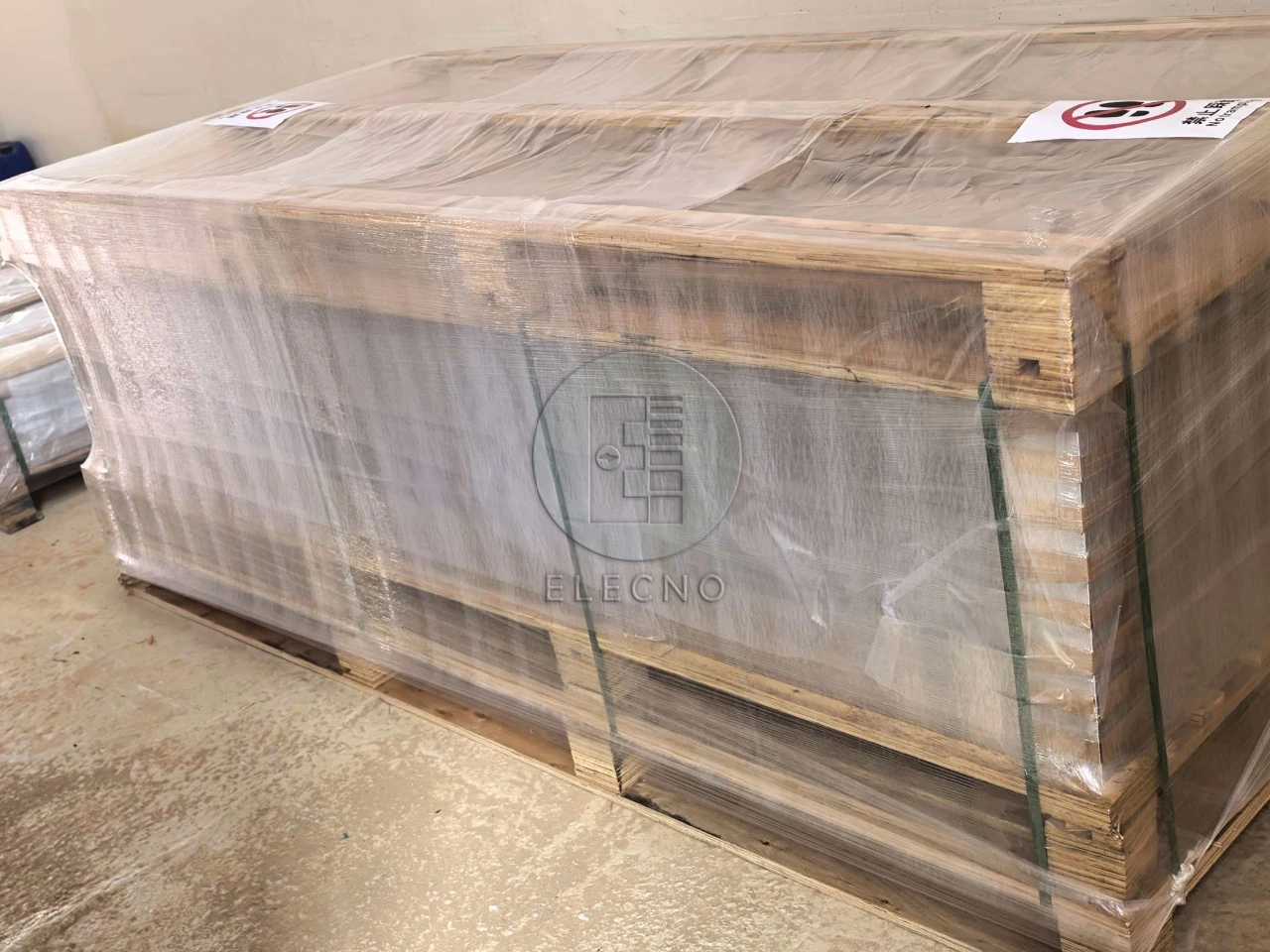 Caja de madera exterior envuelta fotografiada en los materiales de envío suministrados a Ghana