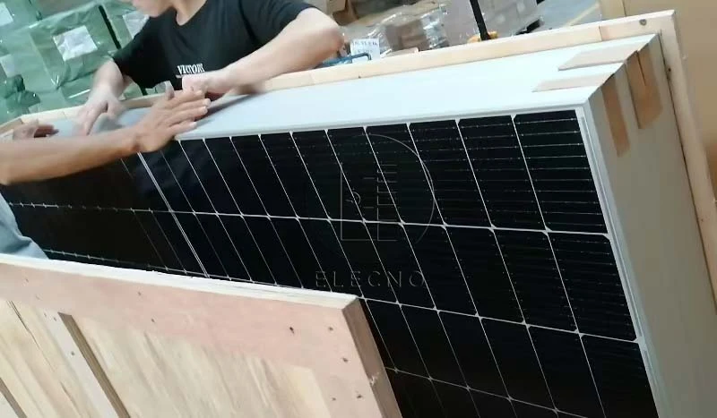 Paneles solares dispuestos dentro de una caja protectora de madera para envío a Ghana