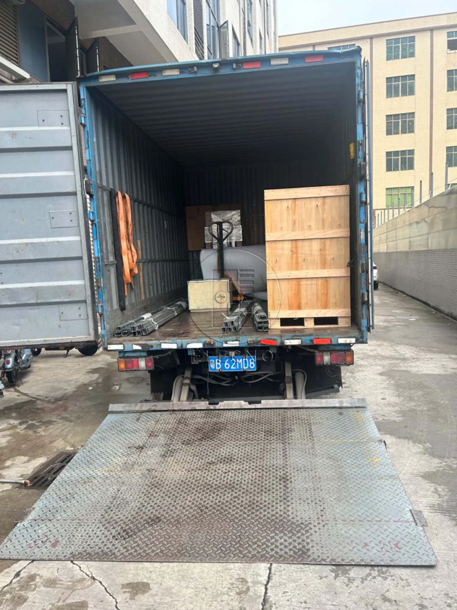 Cajas y equipos de madera cargados en un camión para envío a Ghana
