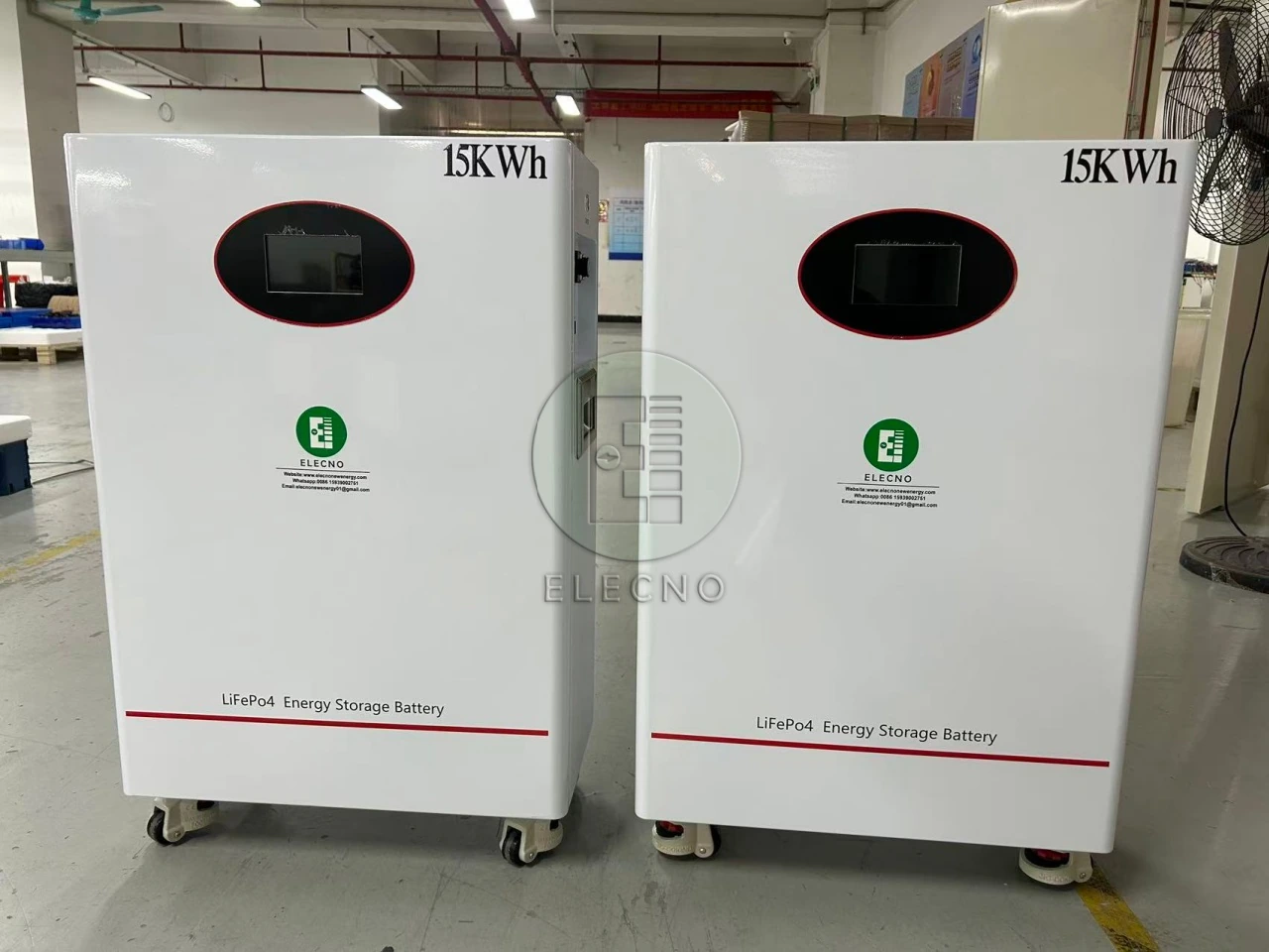Dos baterías de suelo ELECNO con marcas 15kWh fotografiadas antes del envío a Ghana