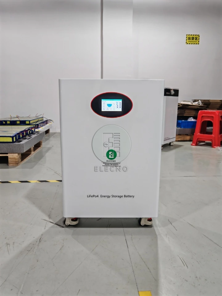 Vista frontal de una batería de suelo ELECNO con pantalla y base con ruedas