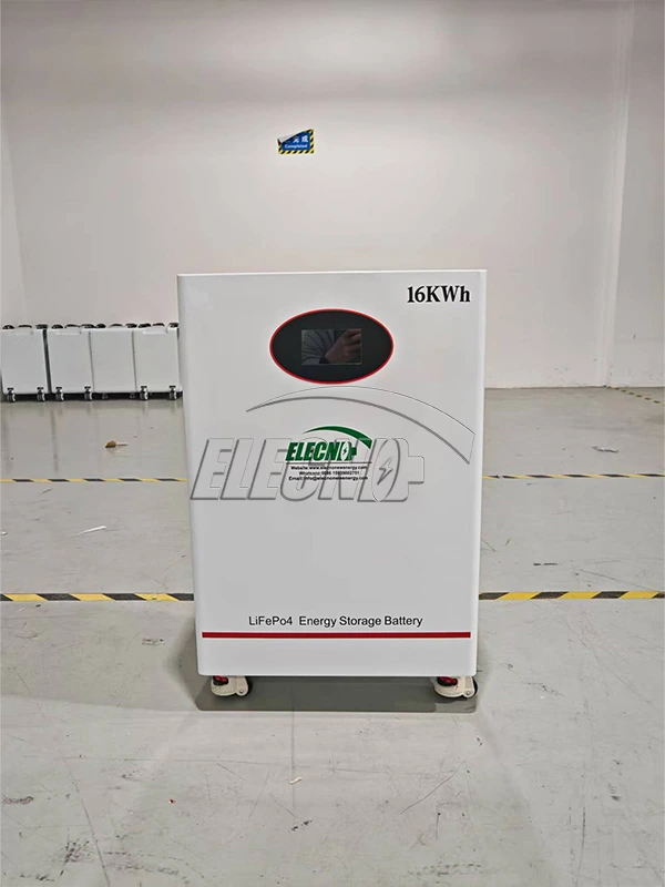 Vista frontal de la batería de almacenamiento de energía ELE 16kWh LiFePO4 con pantalla y base con ruedas