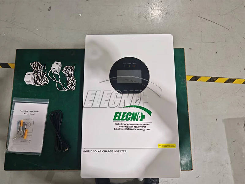 Se muestra el inversor de carga solar híbrido ELECNO con cables, manual y pequeños accesorios.