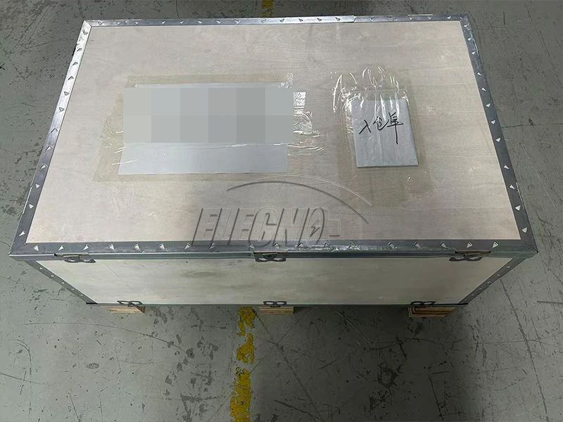 Caja de envío protectora sobre un palé con la identificación del cliente oculta