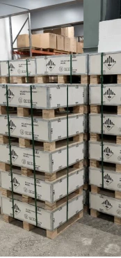 Cajas de envío apiladas para el proyecto ESS de América Latina