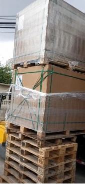 Tarimas envueltas y aseguradas en la hoja de caja ESS personalizada para América Latina