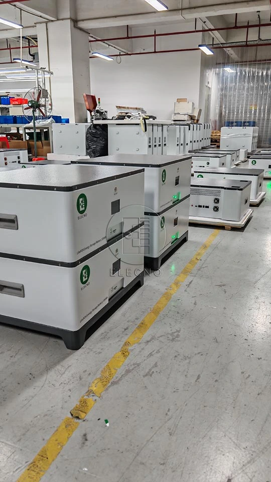 Conjuntos de baterías modulares fotografiados en la fábrica durante la preparación del envío