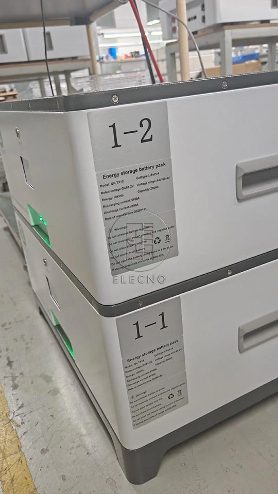 Etiquetas de especificaciones y números de identificación en dos módulos de batería apilados