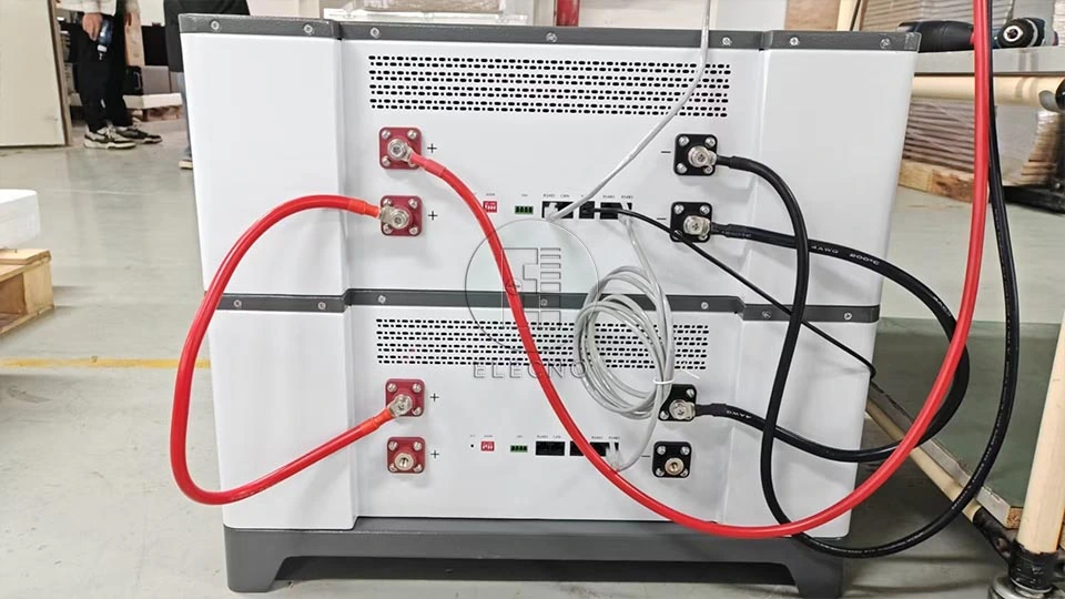 Terminales del módulo de batería y cables rojos y negros conectados en una fotografía de fábrica