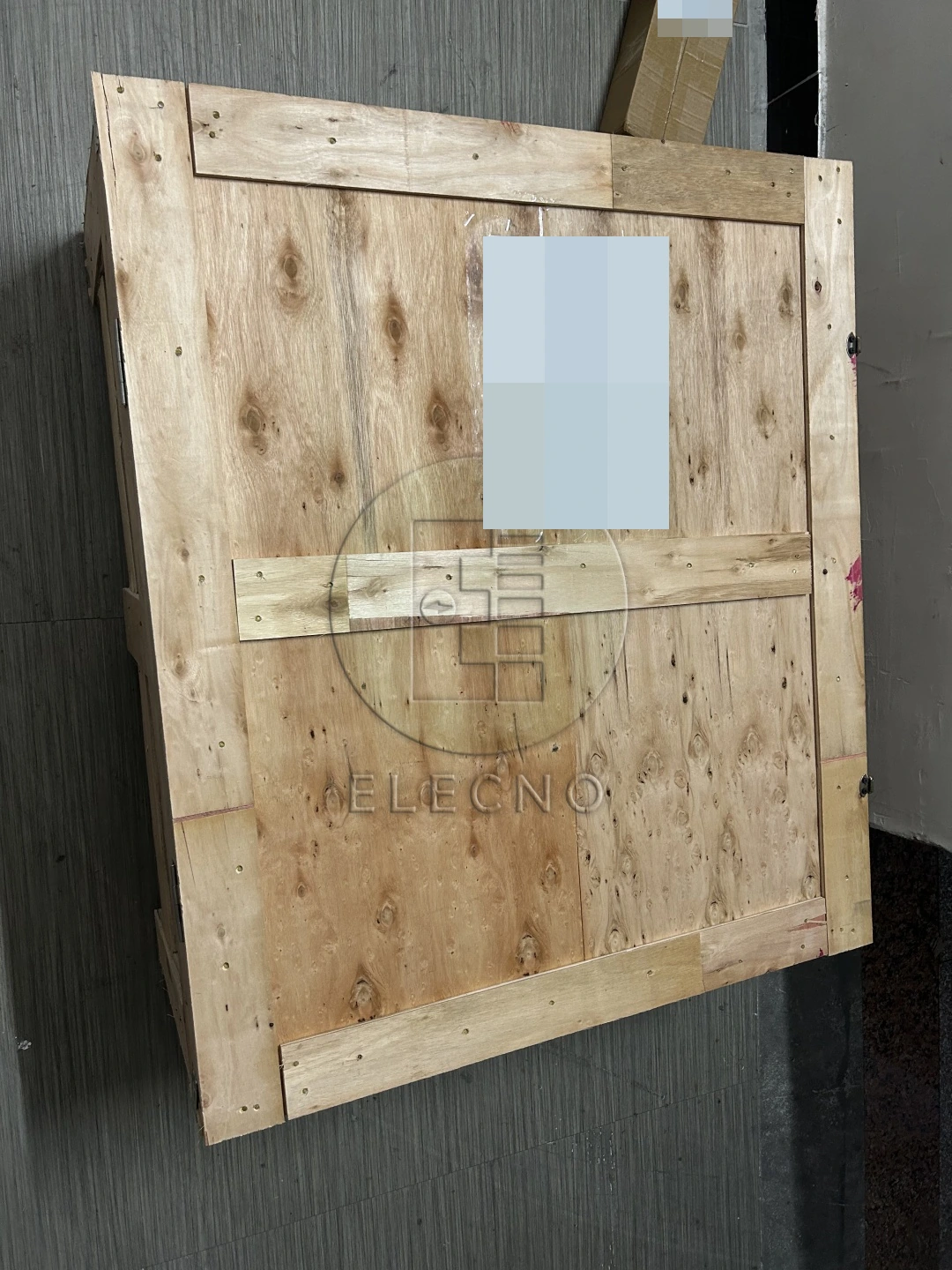 Caja de envío de baterías de madera cerrada con el nombre del cliente y el número de teléfono ocultos
