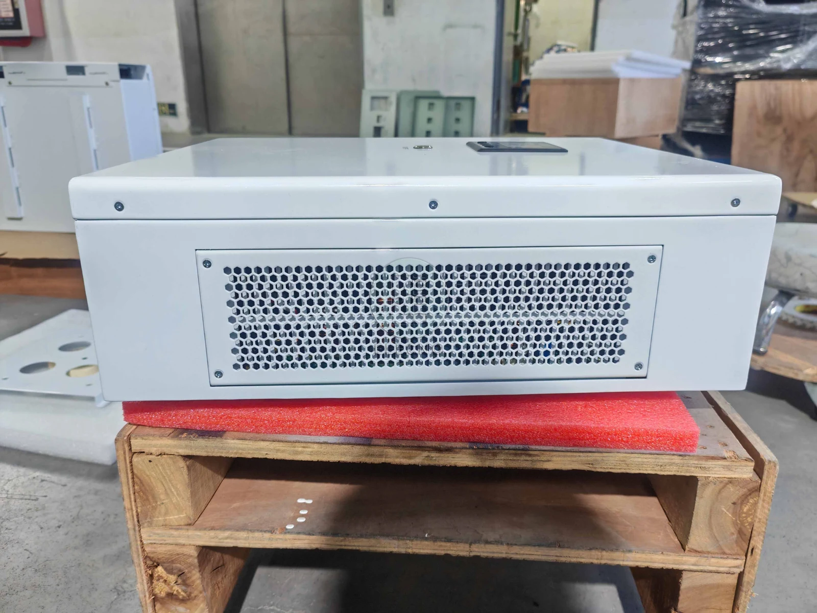 Módulo de almacenamiento de energía colocado sobre palet protector para embalaje
