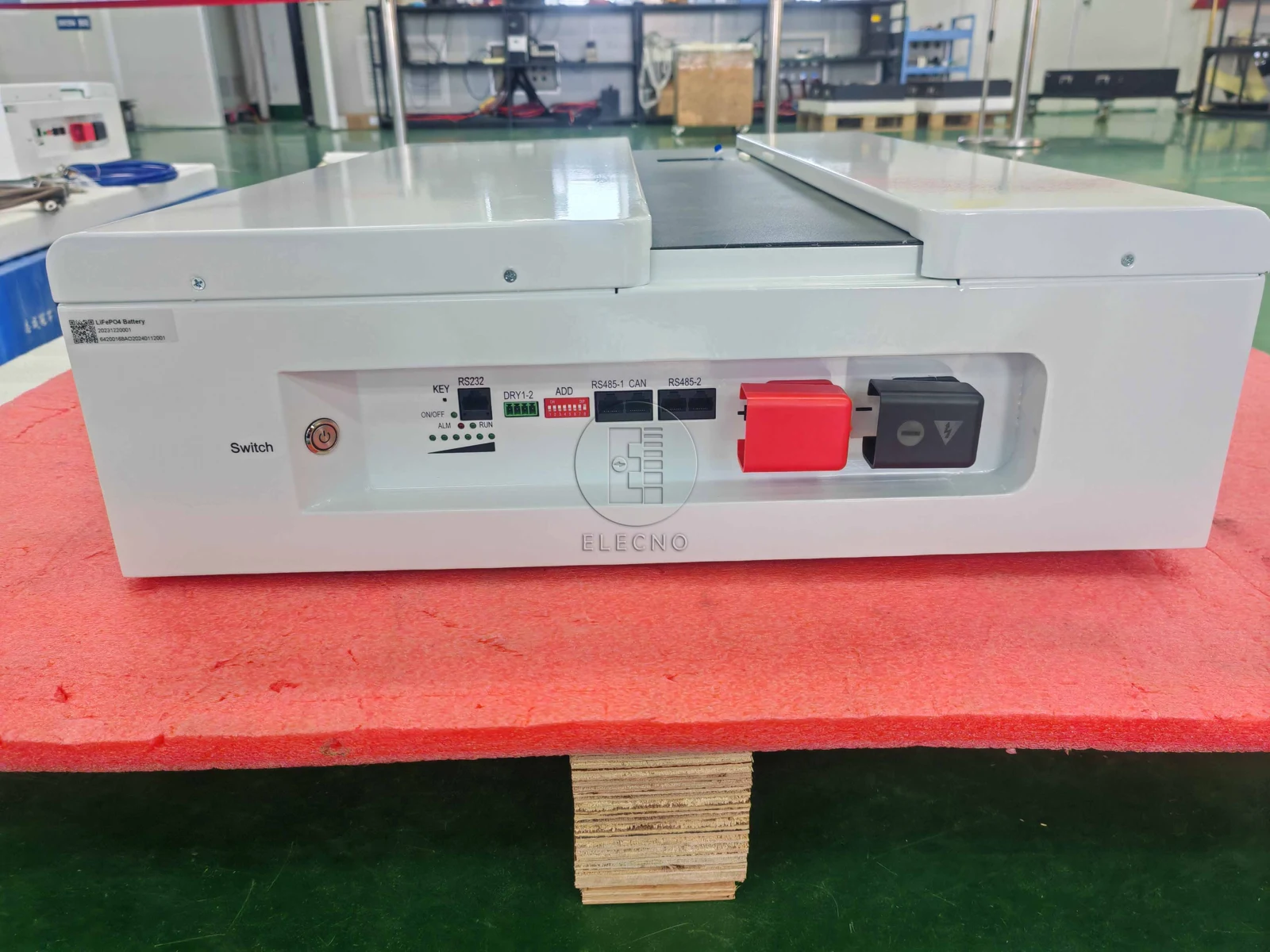 Lado de conexión eléctrica de un módulo de almacenamiento de energía en el archivo de envío de Nigeria