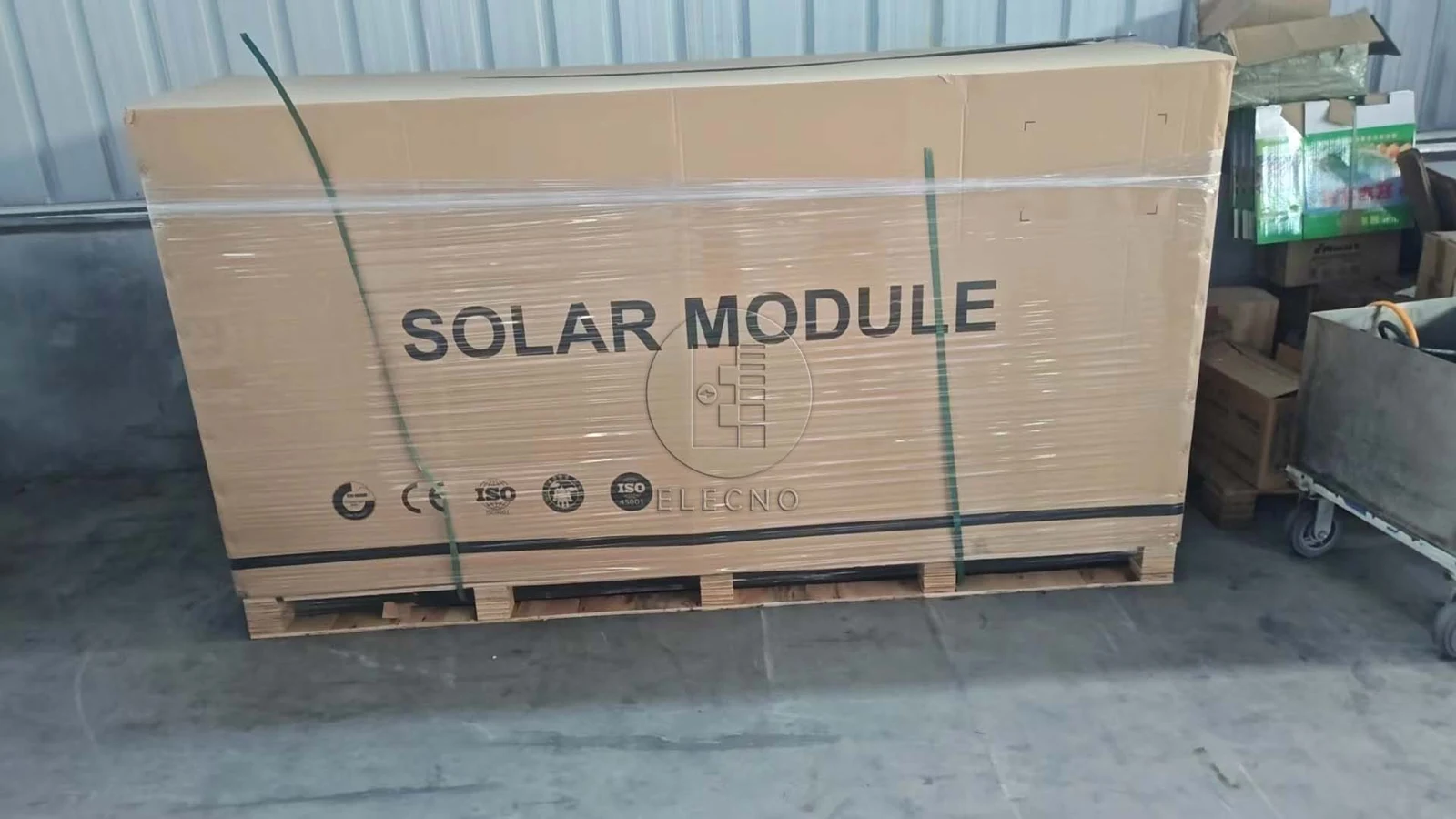 Módulos solares embalados fotografiados en el archivo de envío de Nigeria