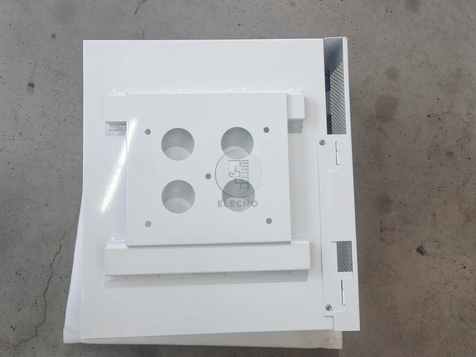 Hardware de montaje metálico fotografiado con el equipo del sistema de almacenamiento de energía de Nigeria