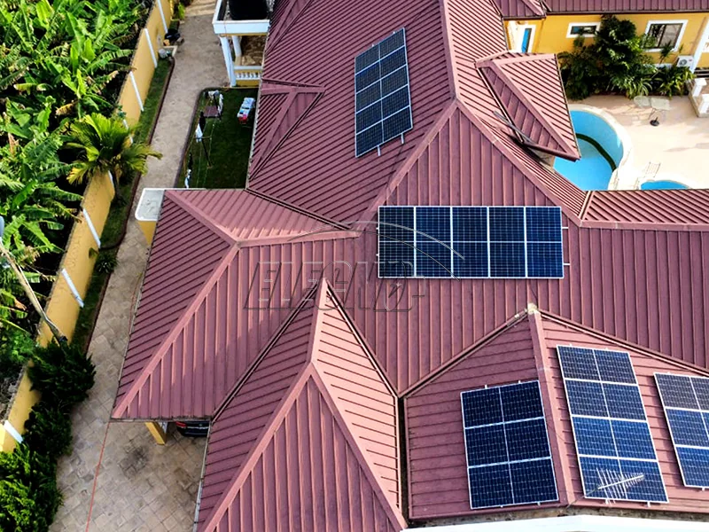 Vista aérea de veinte paneles solares instalados en el tejado de una villa en Ghana