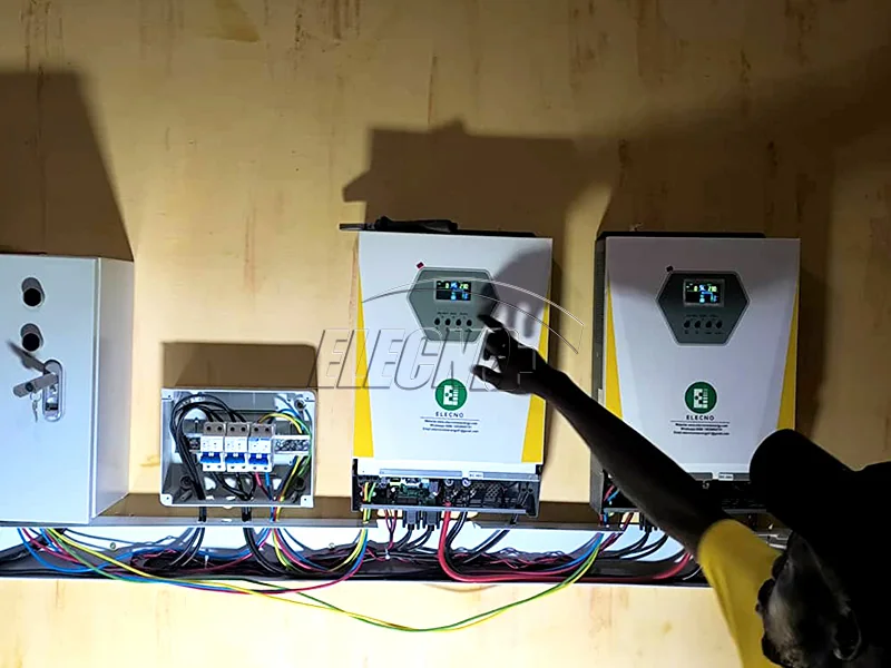 Dos inversores híbridos 6.2kW y equipos eléctricos instalados en el proyecto de villa de Ghana