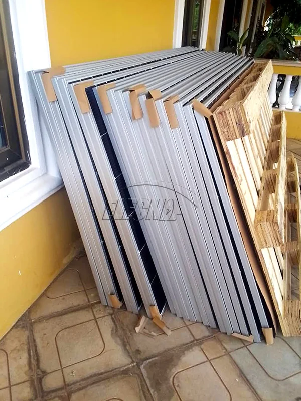 Rieles de montaje de paneles solares suministrados para el proyecto solar de una villa en Ghana